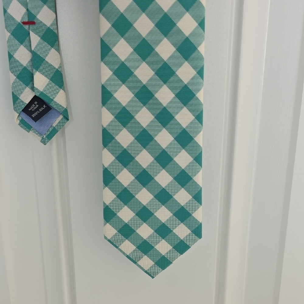 Tommy Hilfiger Green & White Check Mens Silk Tie.  3.25" x 56"